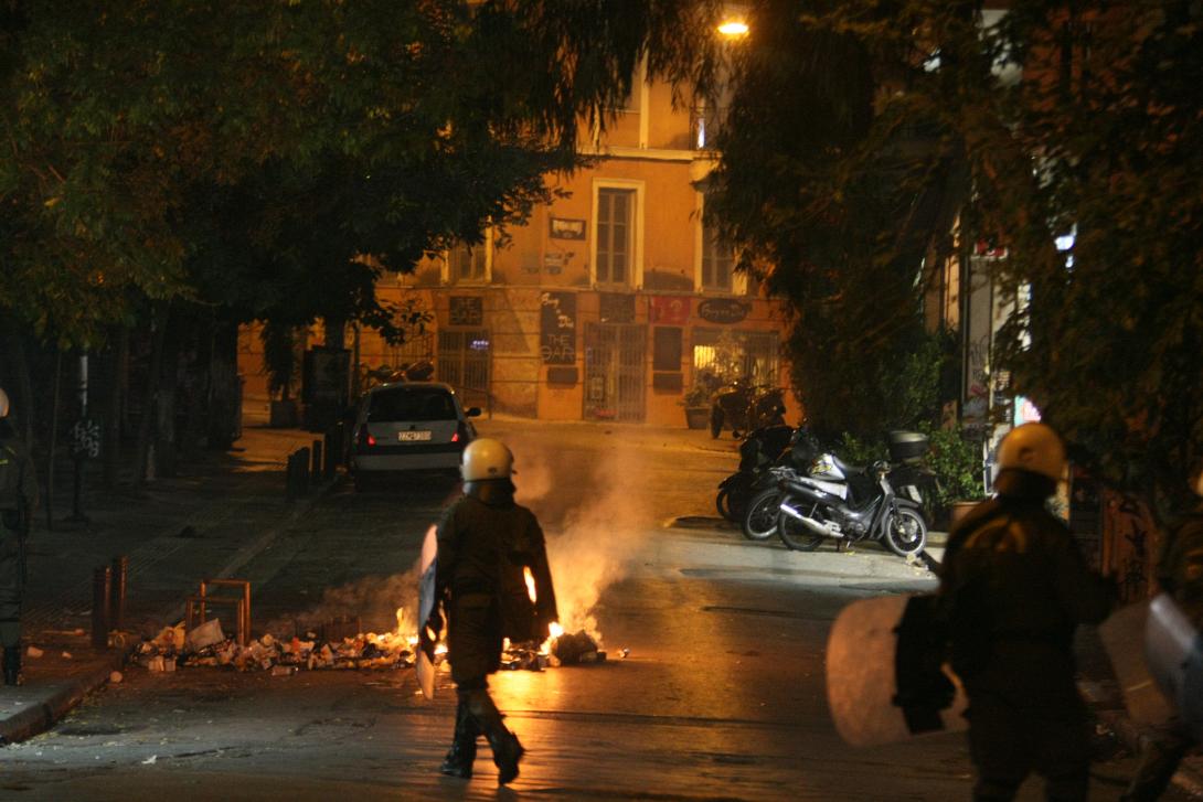 ΜΑΤ έκλεψαν νερό από περίπτερο; (βίντεο)