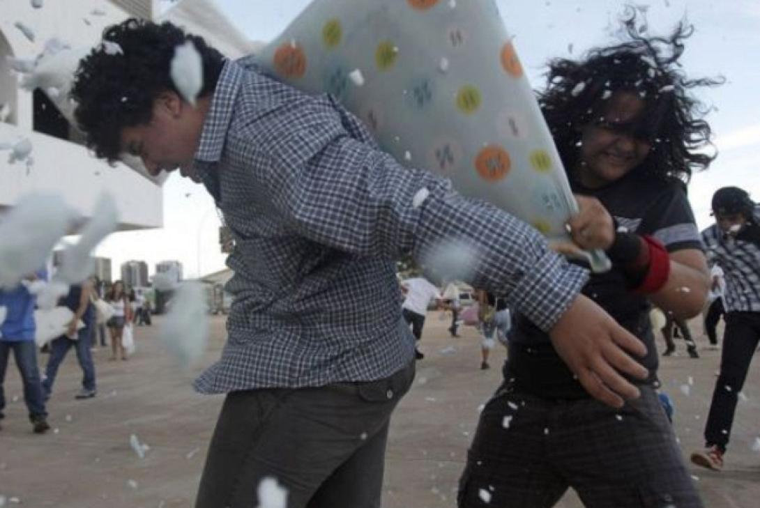 Μαξιλαροπόλεμος στην Αγγλία για να βοηθηθούν οι 'Ελληνες!