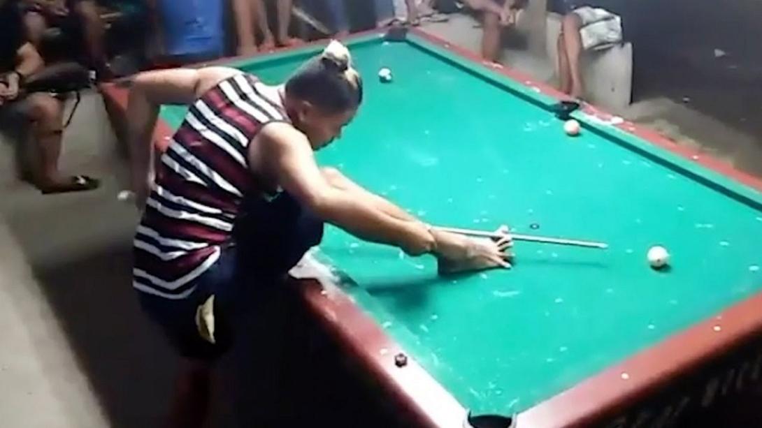 Παίζει μπιλιάρδο με το… πόδι του!.jpg
