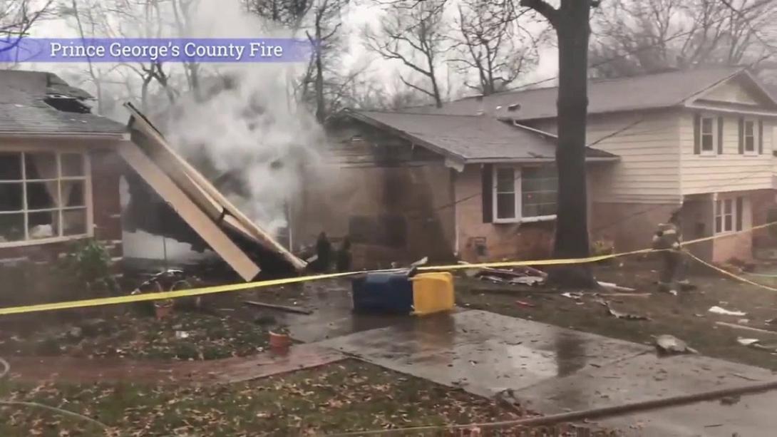 ΗΠΑ: Μικρό αεροπλάνο καρφώθηκε σε σπίτι .jpg