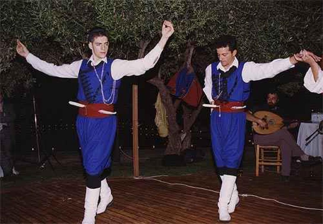 Μουσικοχορευτική εκδήλωση από τις σχολές Μαυρόκωστα στο Ηράκλειο