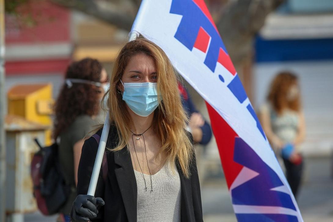 Μέλος του ΠΑΜΕ φορώντας μάσκα