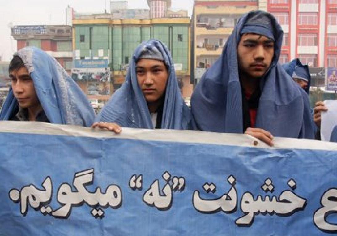 Άνδρες φόρεσαν μπούρκα στο Αφγανιστάν διαδηλώνοντας υπέρ των γυναικών