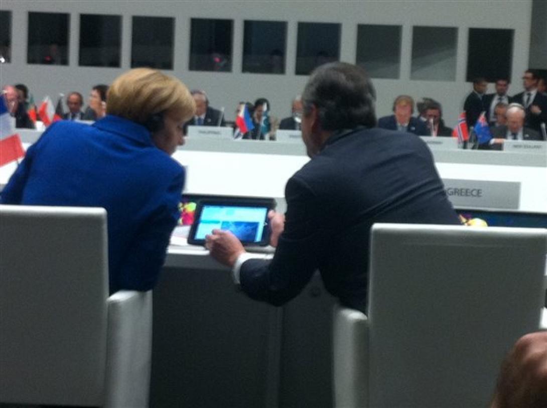 Ξετρελάθηκε η Μέρκελ με την Περσεφόνη στην Αμφίπολη