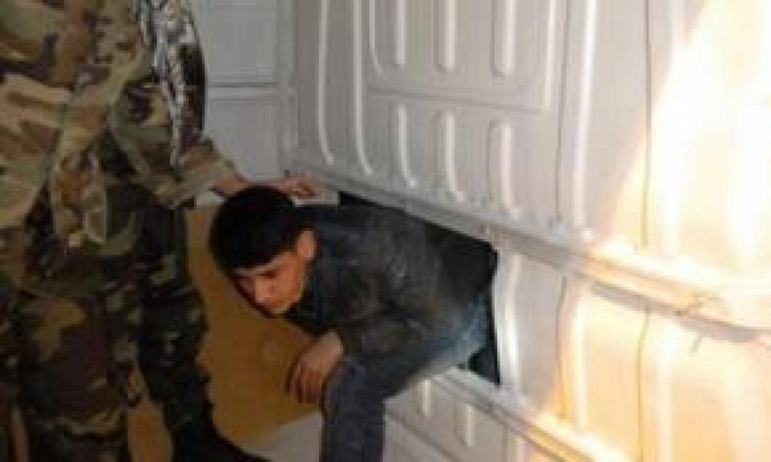 Στοιβαγμένους σε κρύπτη μετέφερε με το φορτηγό του 7 μετανάστες Βούλγαρος διακινητής