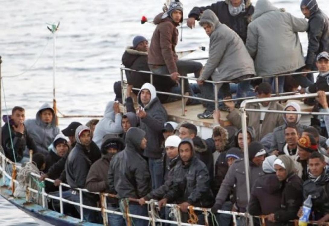 Ακυβέρνητο σκάφος με 200 μετανάστες δυτικά της Πύλου