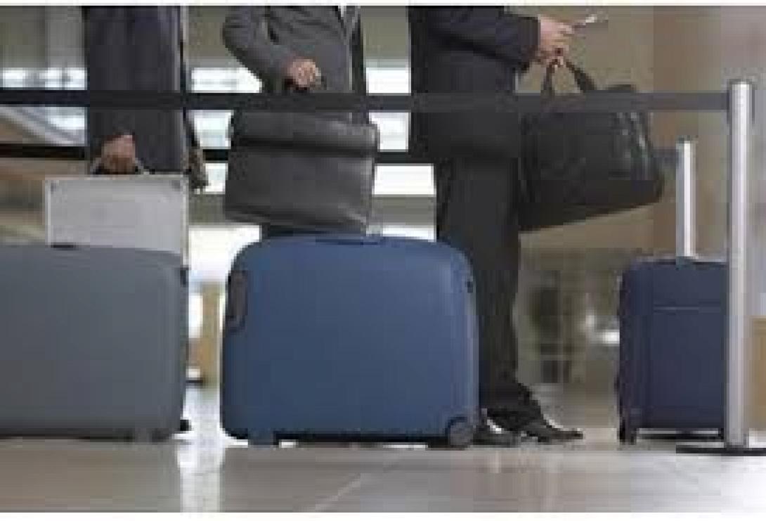 Ο Κώστας πουλάει το αυτοκίνητο και φεύγει για εξωτερικό