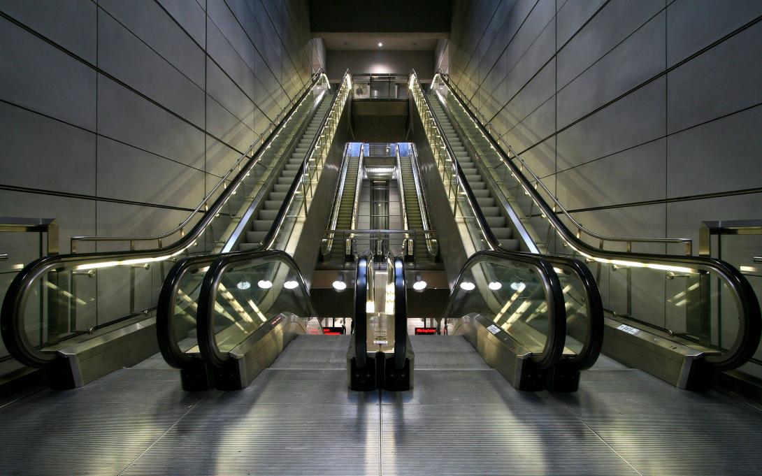 Μια γιαγιά στις κυλιόμενες σκάλες (βίντεο)