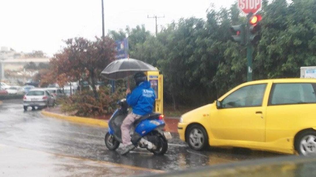 Στό' να χέρι η ομπρέλα... στ' άλλο χέρι το τιμόνι...