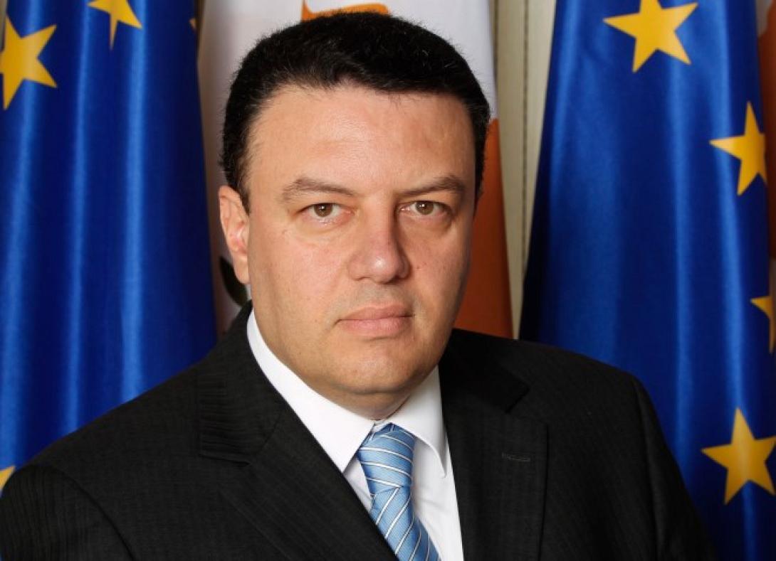 Λιποθύμησε ο Υπουργός 'Αμυνας της Κύπρου