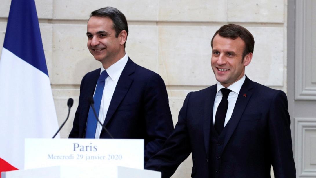 mitsotakis-macron-parisi-30012020-ap.jpg