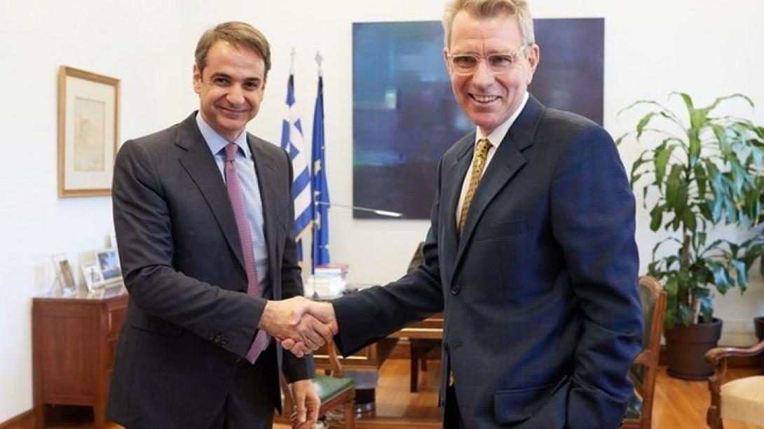 mitsotakis-paiat.jpg