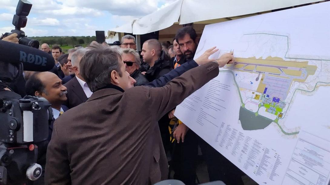 Ο πρωθυπουργός "ξεναγείται" στον χάρτη του αεροδρομίου