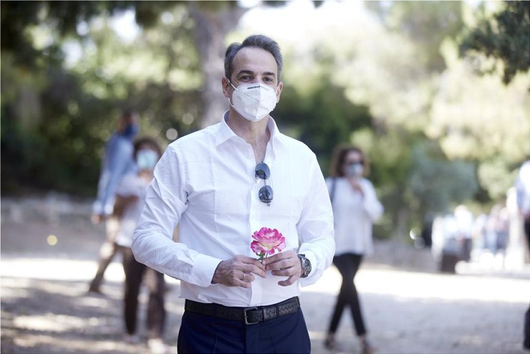 Με ένα λουλούδι στο χέρι, έφτασε στο κοιμητήριο ο πρωθυπουργός