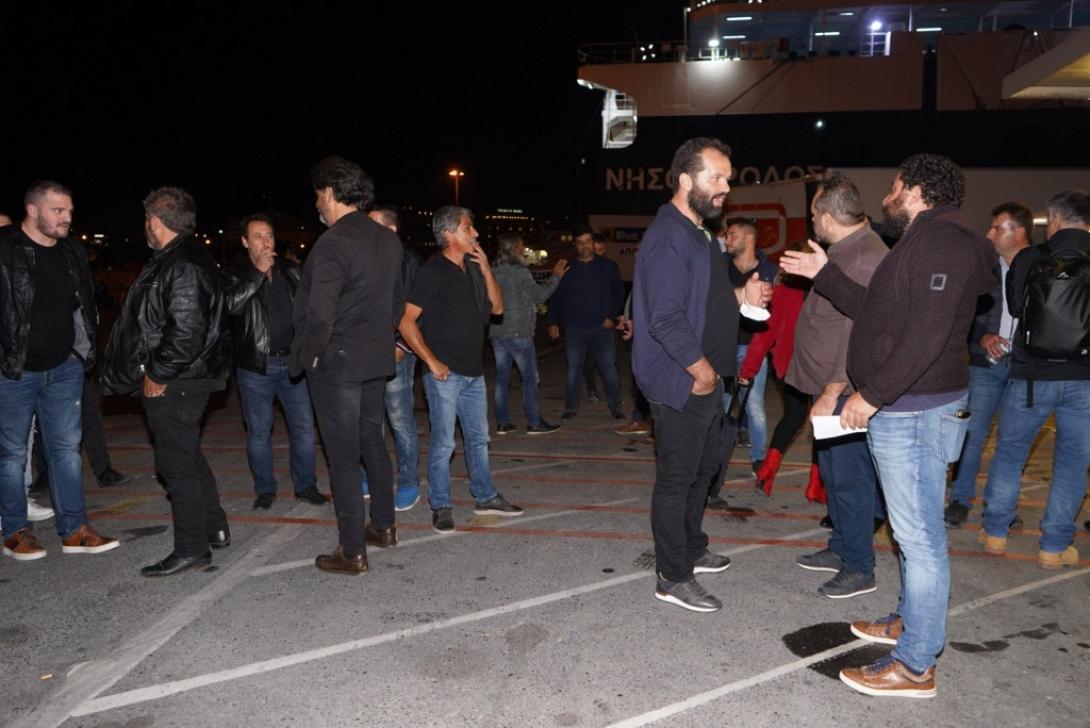 Αγρότες και κτηνοτρόφοι στο λιμάνι του Ηρακλείου.