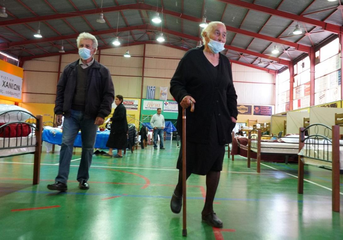 Οι σεισμόπληκτοι συμπολίτες μας προσπαθούν να συνηθίσουν τη νέα πραγματικότητα. Από τη μια στιγμή στην άλλη βρέθηκαν χωρίς στέγη και περιουσία.