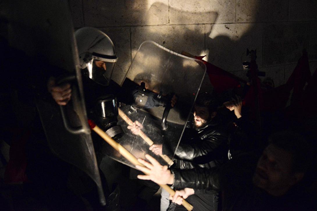 επεισοδια βουλη.jpg