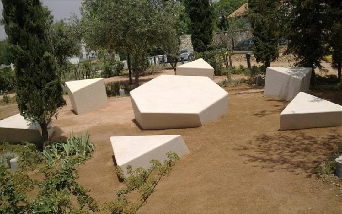 Βεβήλωσαν μνημείο για το ολοκαύτωμα στην Αθήνα 