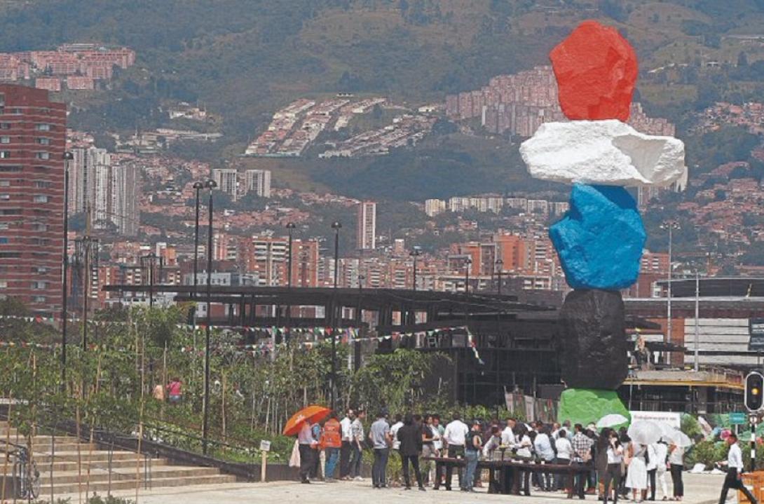 Montana Medellin: Φόρος τιμής στους λόφους που περικυκλώνουν την πόλη