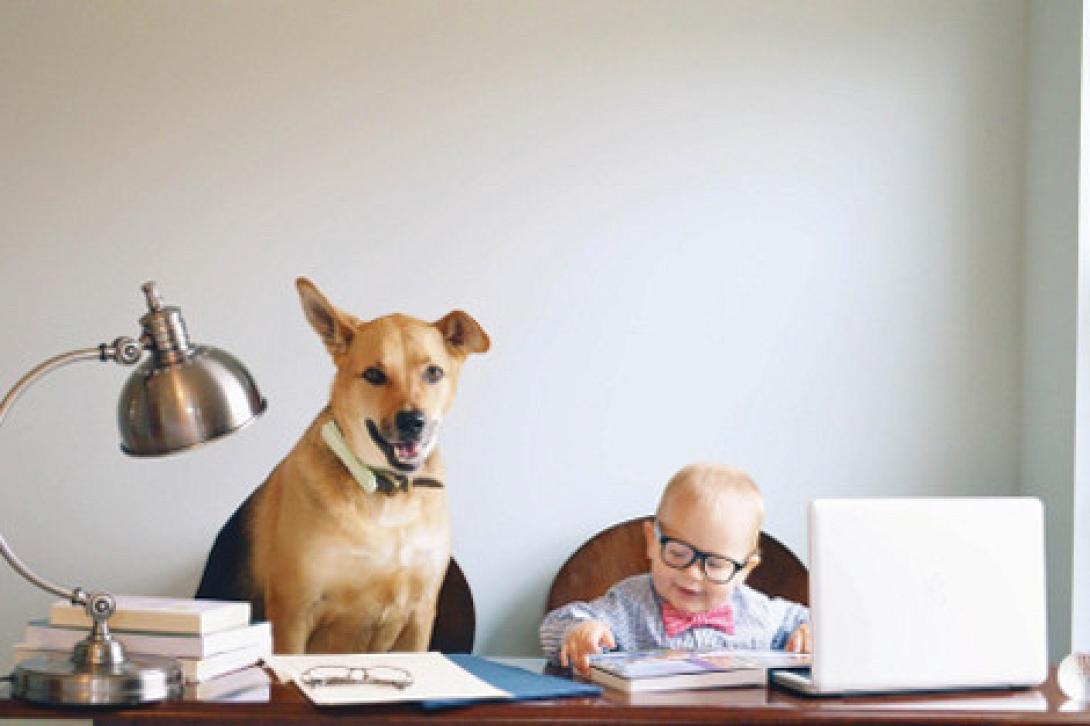 Το μωρό και ο μεγαλόσωμος σκύλος που έχουν γίνει αχώριστοι (φωτογραφίες)