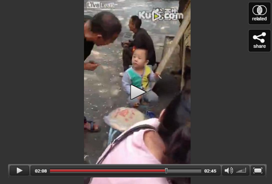 Μωρό καπνίζει και οι περαστικοί ... γελάνε (βίντεο)