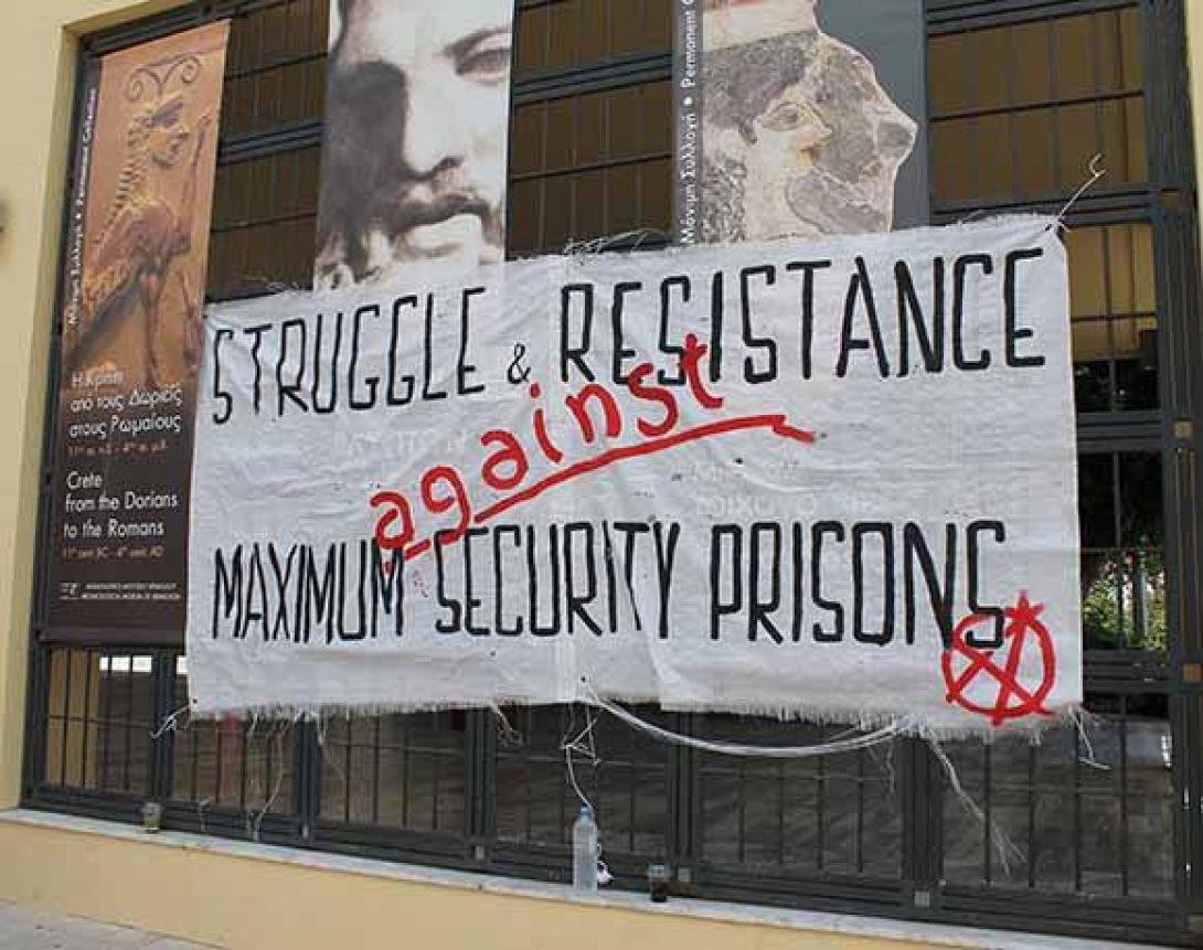 Μαύρες σημαίες έξω από το Αρχαιολογικό Μουσείο Ηρακλείου - Δίωρος "αποκλεισμός" από νεαρούς