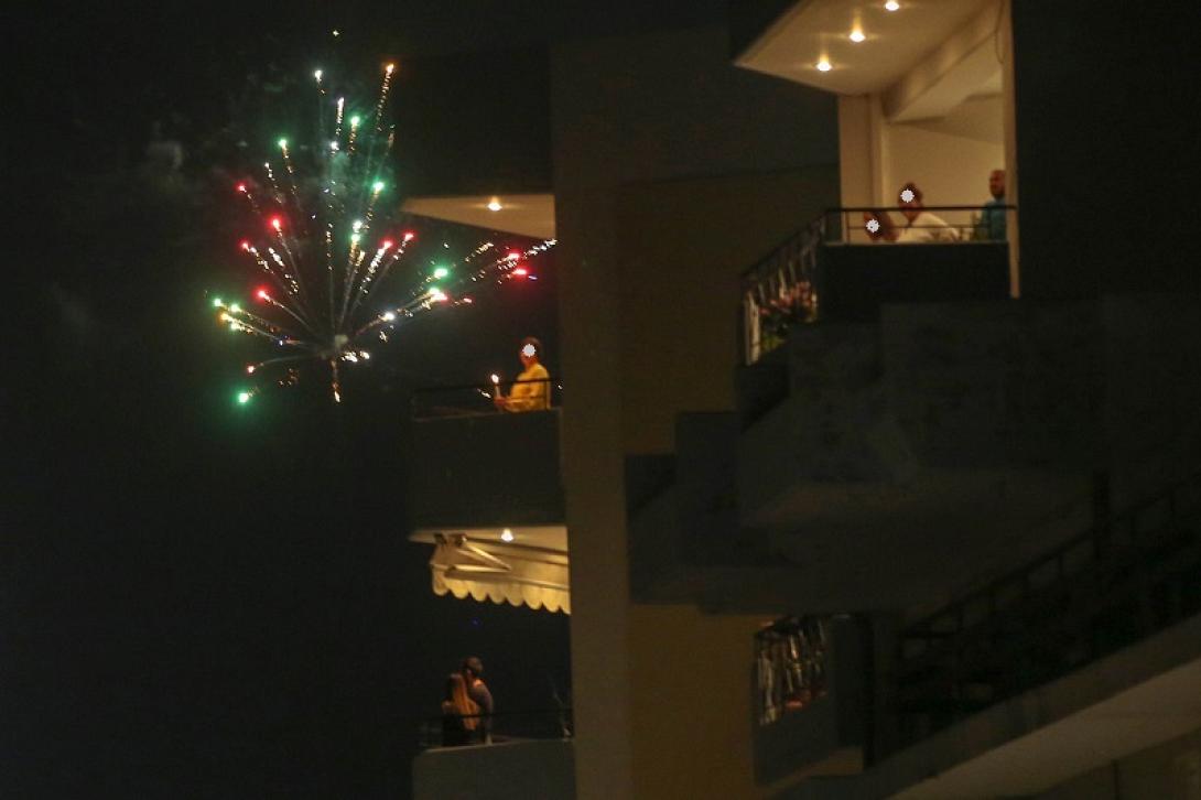 Στα μπαλκόνια τους γιόρτασαν την Ανάσταση οι πολίτες