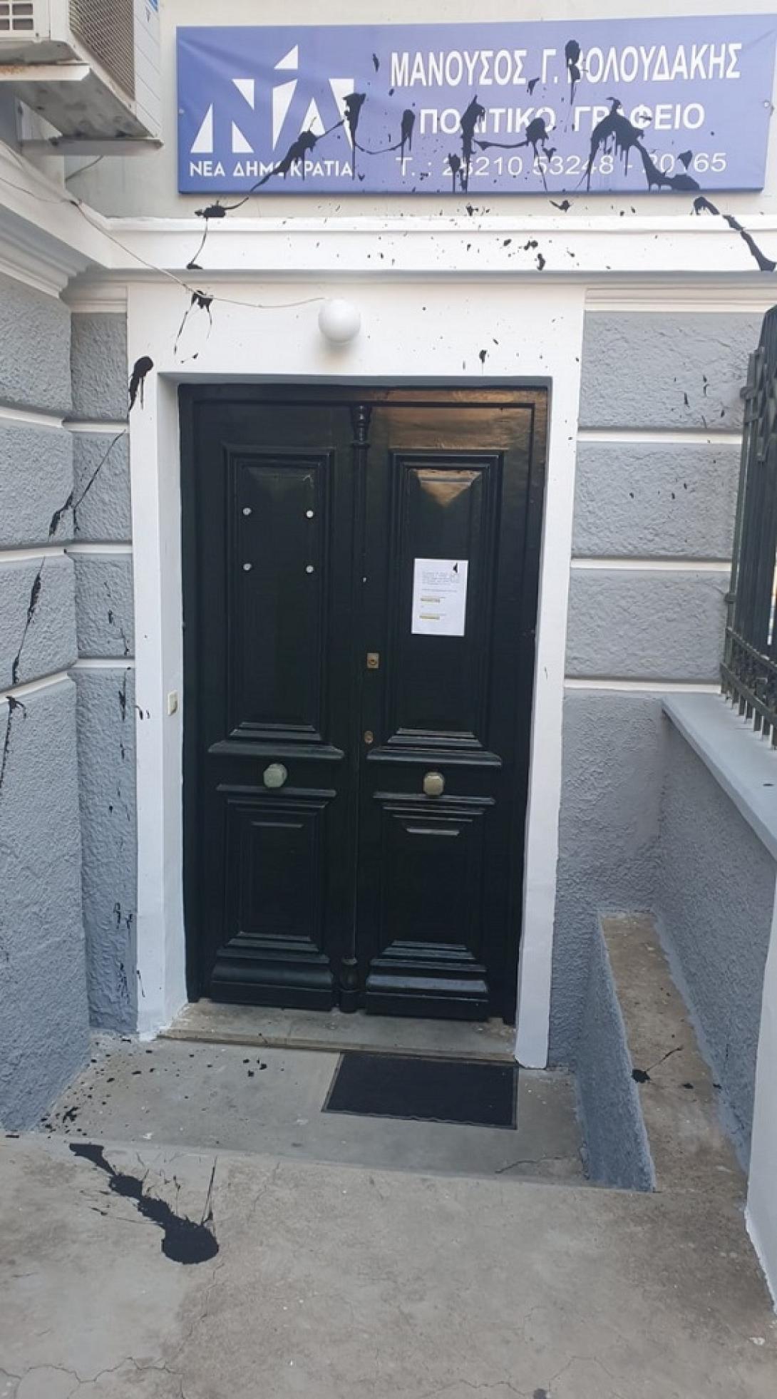 μπογιές, γραφείο, μανούσος βολουδάκης