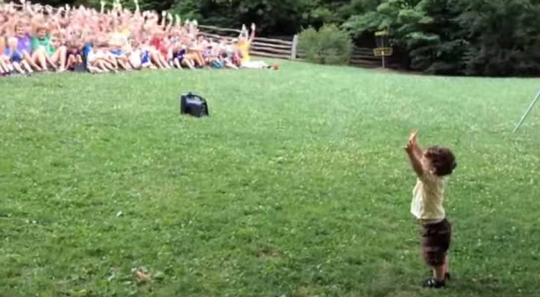 Μπόμπιρας 15 μηνών συντονίζει πλήθος 500 ατόμων (βίντεο)