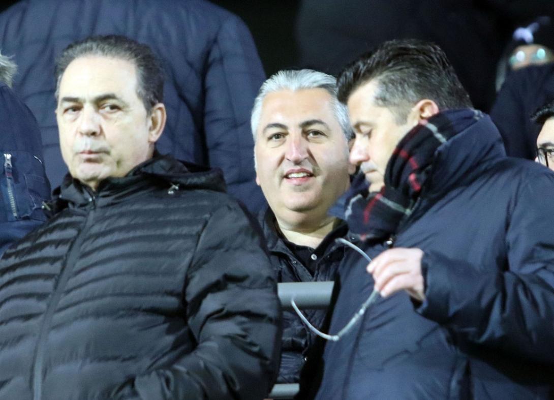 Ο κ.Μπούσης στην κερκίδα.jpg