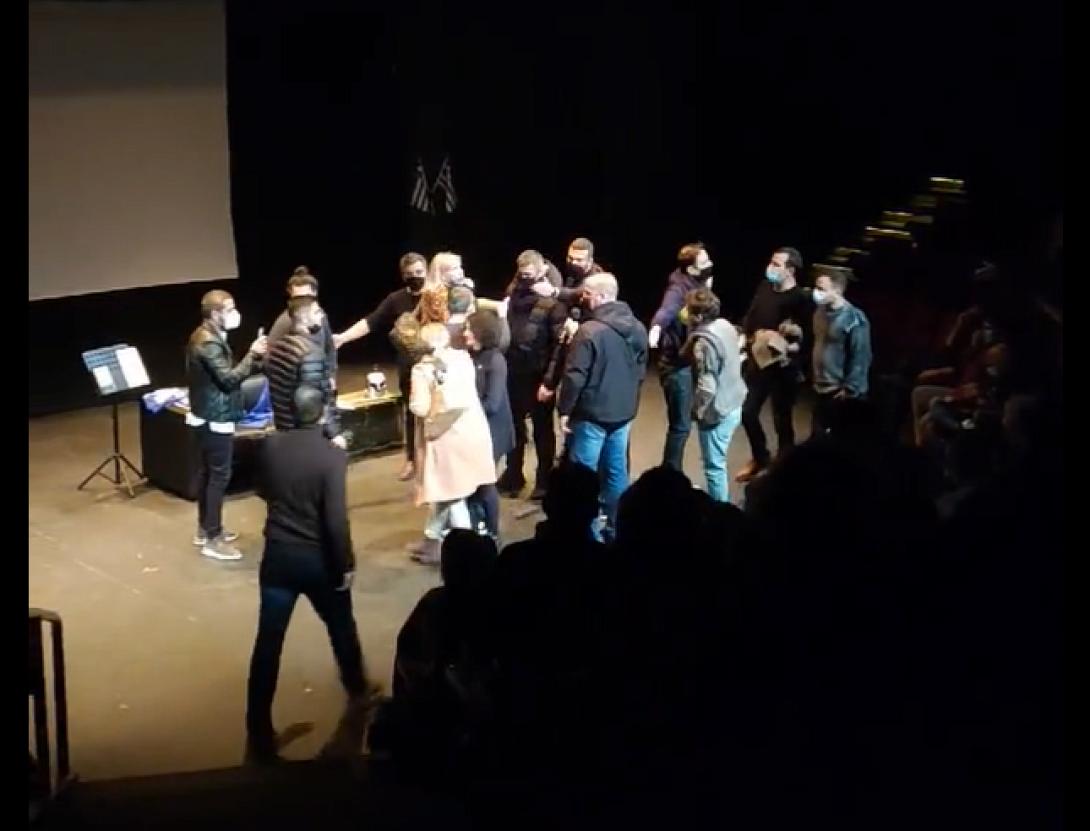 Μπραβοι εισεβαλαν σε θεατρική παρασταση