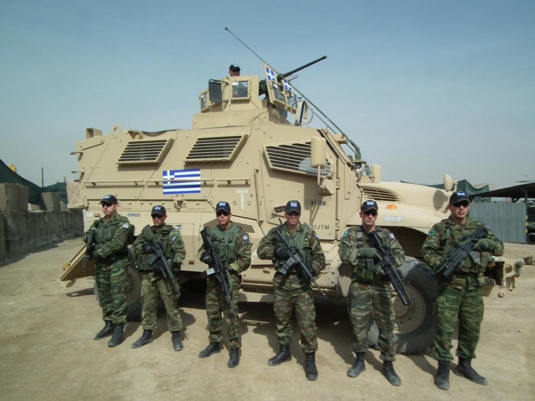 Έλληνες στρατιωτικοί, μπροστά από θωρακισμένο όχημα μεταφοράς προσωπικού.