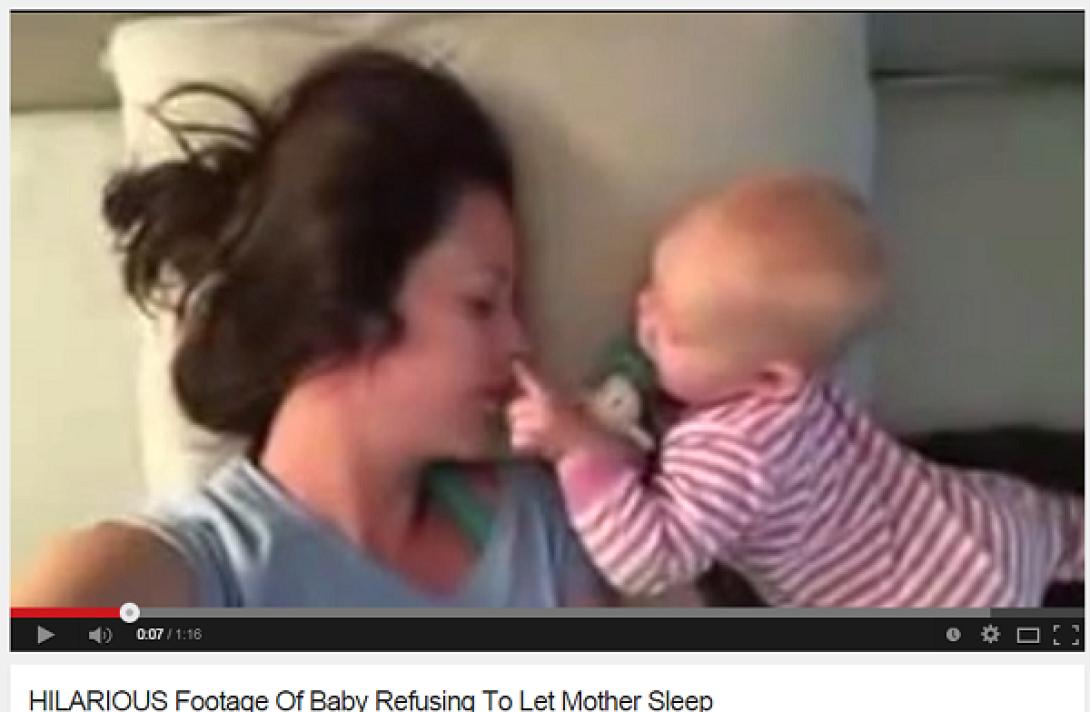 Το μωρό που κάνει ό,τι μπορεί για να ξυπνήσει τη μαμά του! (βίντεο)
