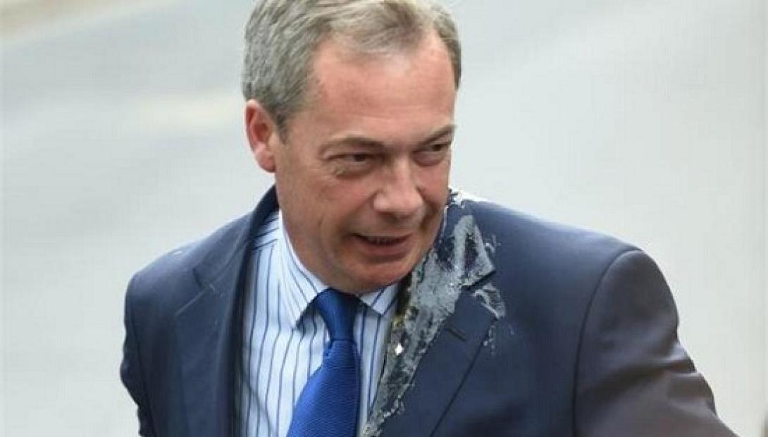 Πέταξαν αυγό στον Νάιτζελ Φάρατζ - Αντίδραση στις ξενοφοβικές θέσεις του