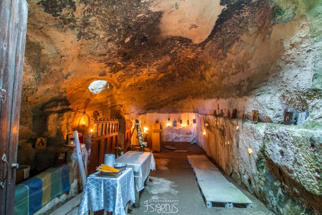 Σπηλαιώδης ναός Αγίου Αντωνίου