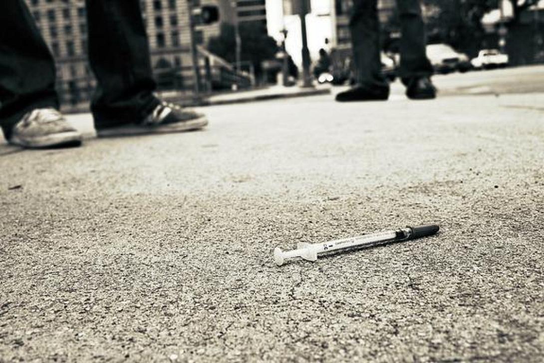 Εφιάλτης για αστυνομικό - Παραλίγο να τον καρφώσουν με σύριγγα