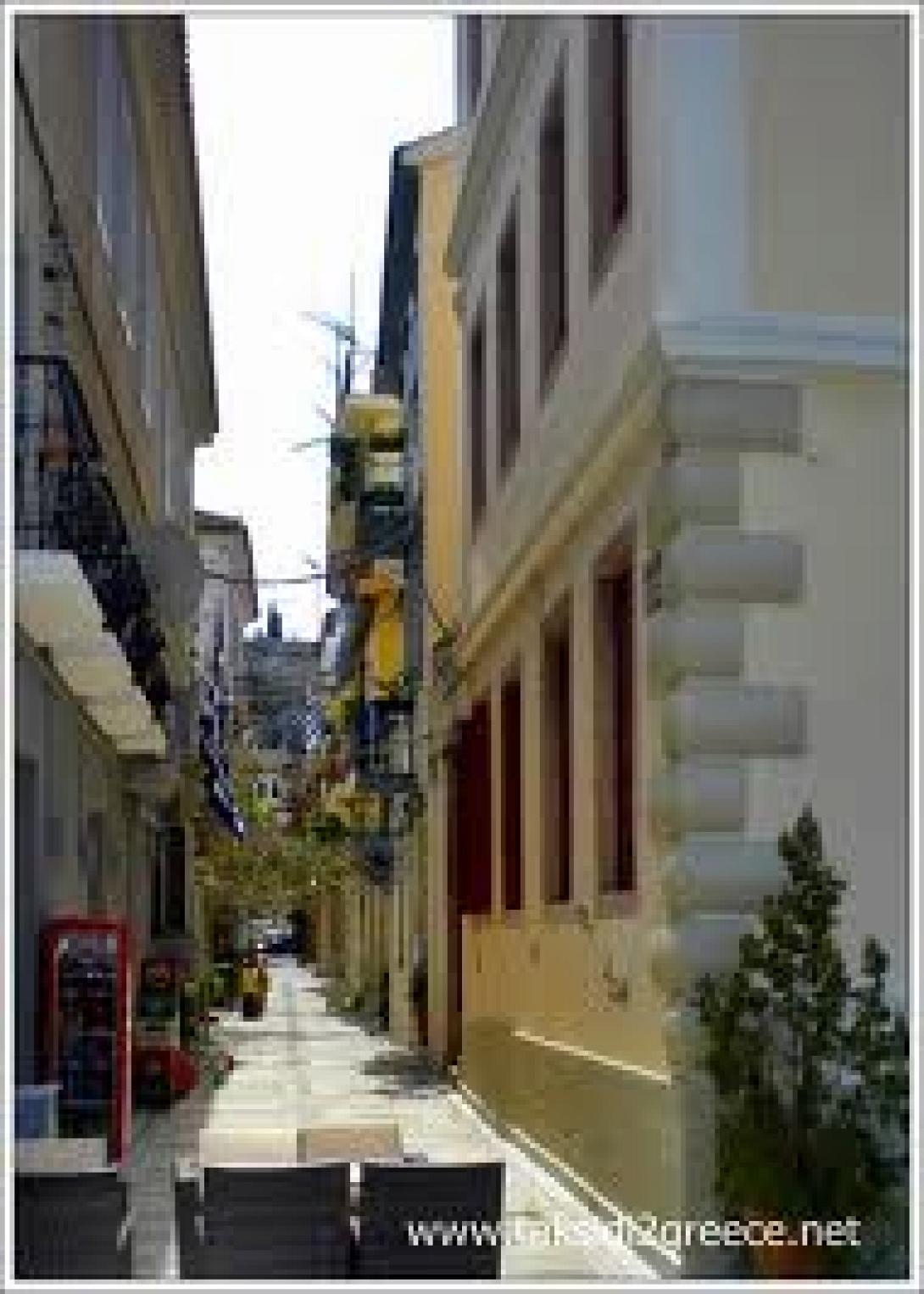 Γελοιογραφίες κοσμούν τα σοκάκια της παλιάς πόλης του Ναυπλίου