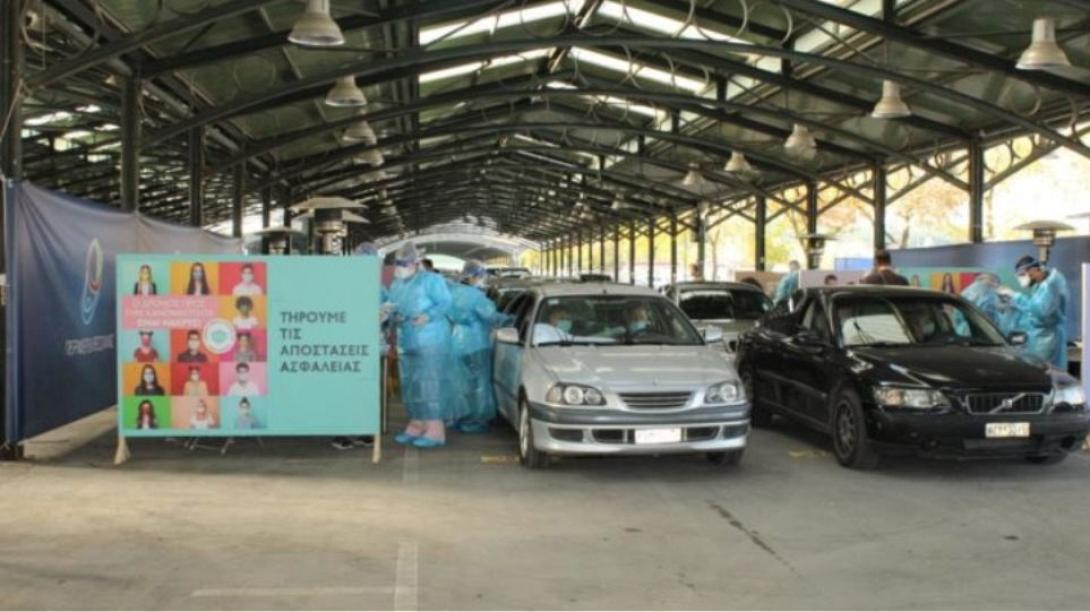 τεστ κορωνοϊού μέσα στο αυτοκίνητο