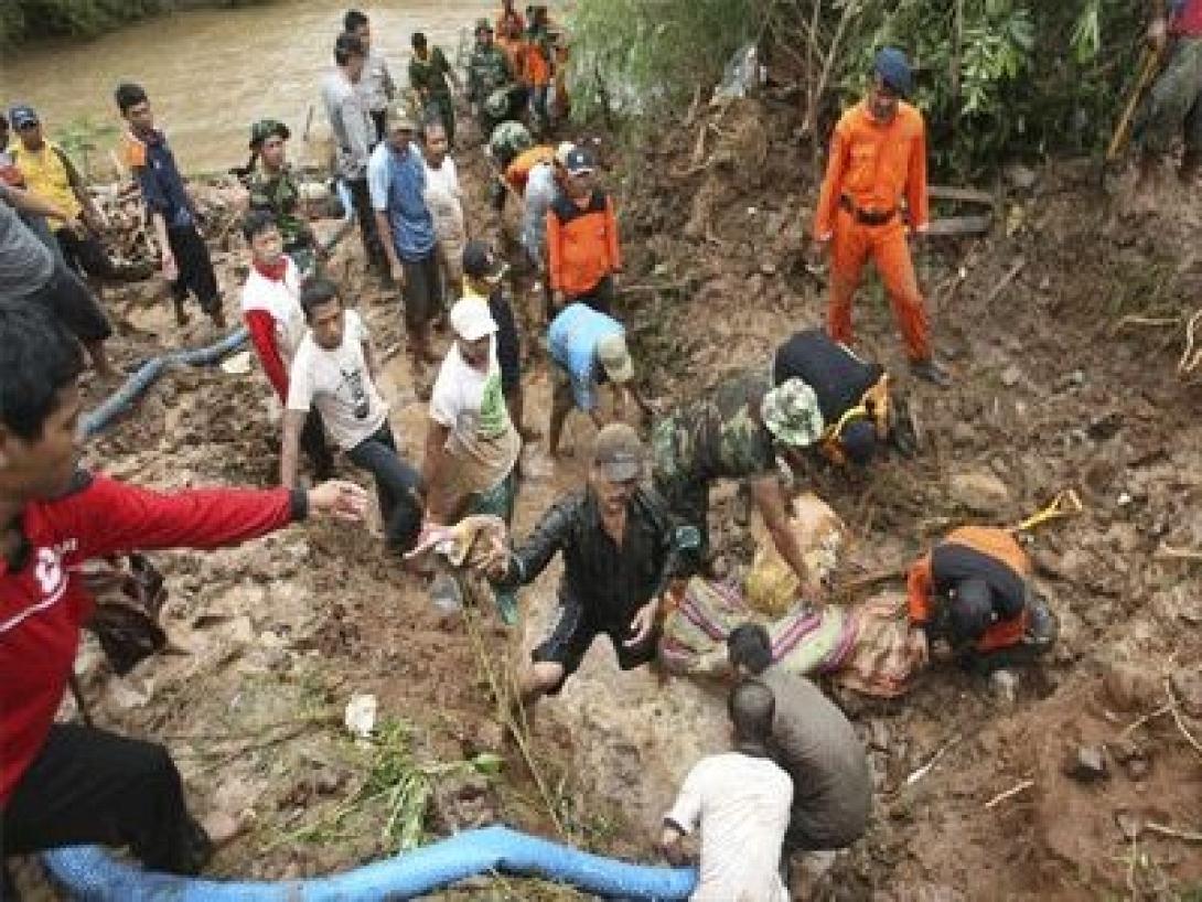 Αυξάνονται οι νεκροί από την κατολίσθηση στην Ινδονησία
