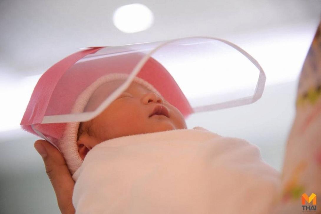 νεογέννητο με μάσκα προστασίας