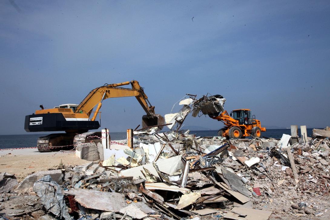 Σε εκκρεμότητα 220 κατεδαφίσεις αυθαιρέτων στον αιγιαλό της Κρήτης