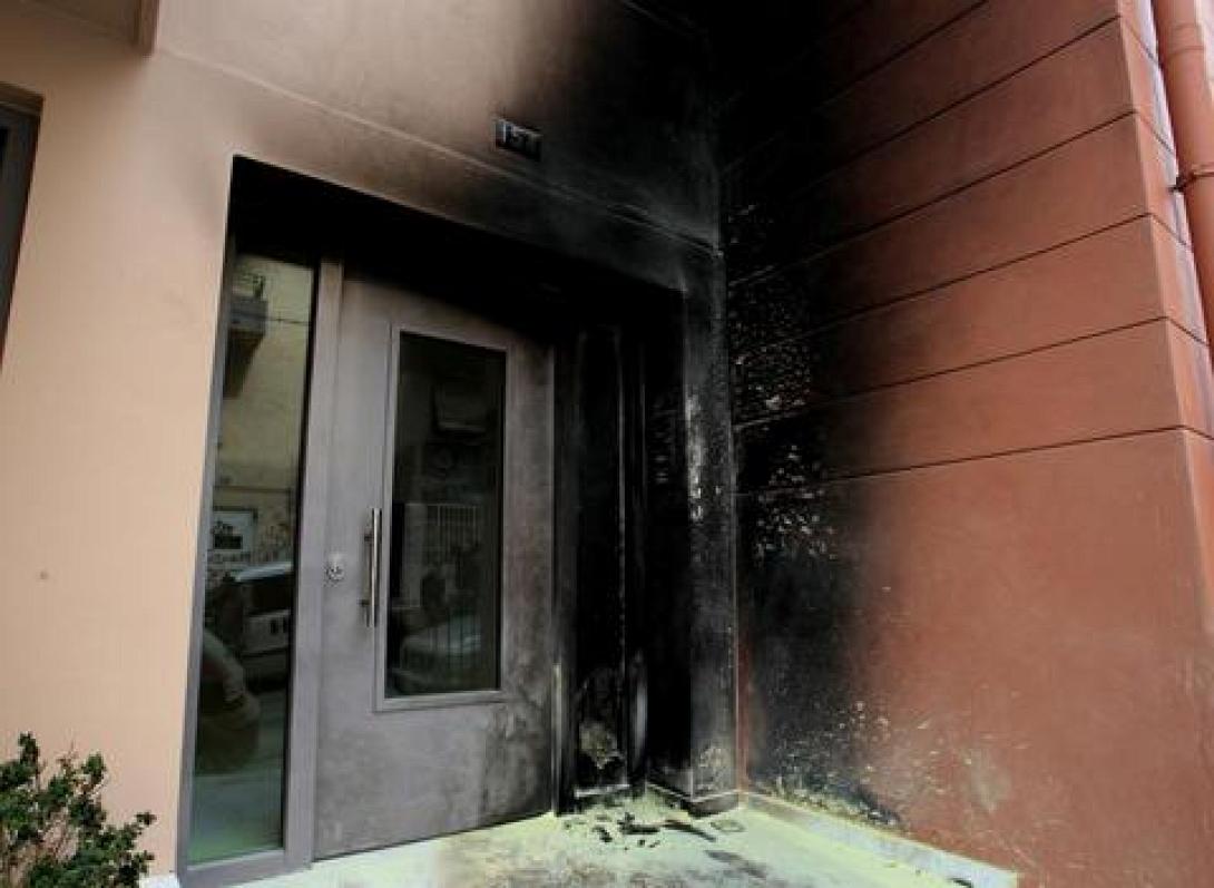 Γκαζάκια στο πολιτικό γραφείο του Υπ.Εσωτερικών Γ.Μιχελάκη λίγο πριν τα μεσάνυχτα