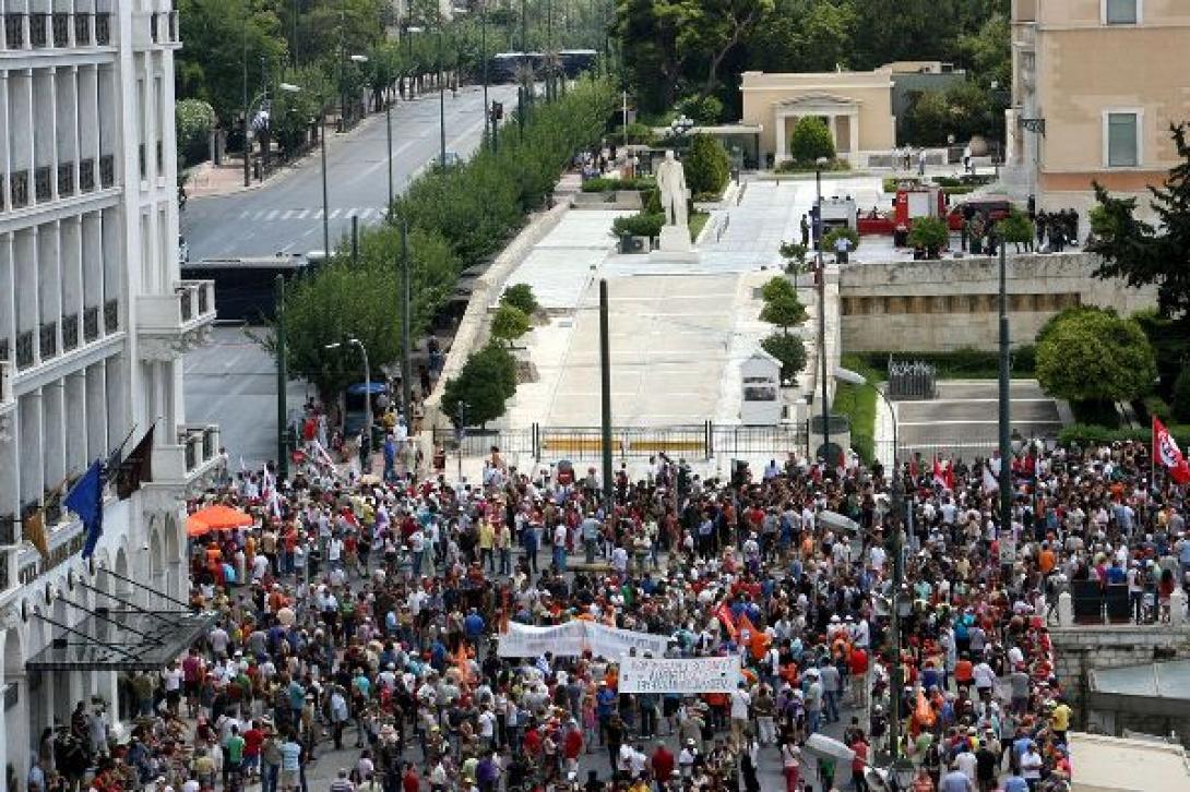 Σε εξέλιξη τα συλλαλητήρια στην Αθήνα παρά την απαγόρευση