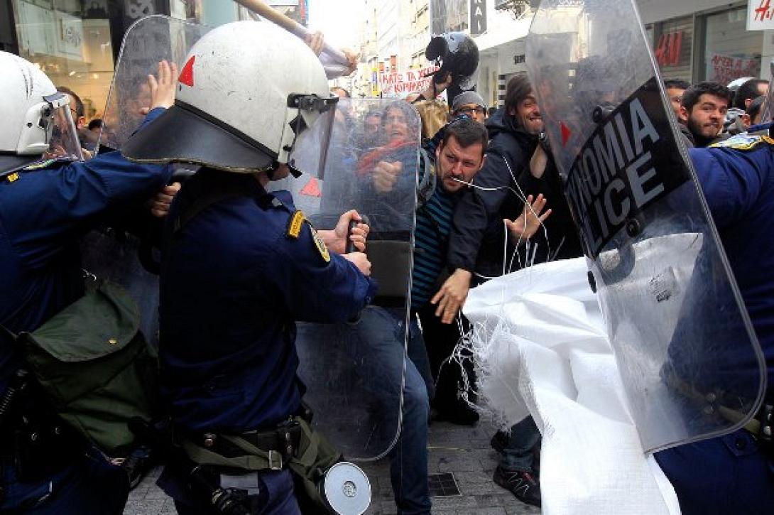 Συγκρούσεις φιλάθλων με ΜΑΤ έξω από το γήπεδο της Τούμπας