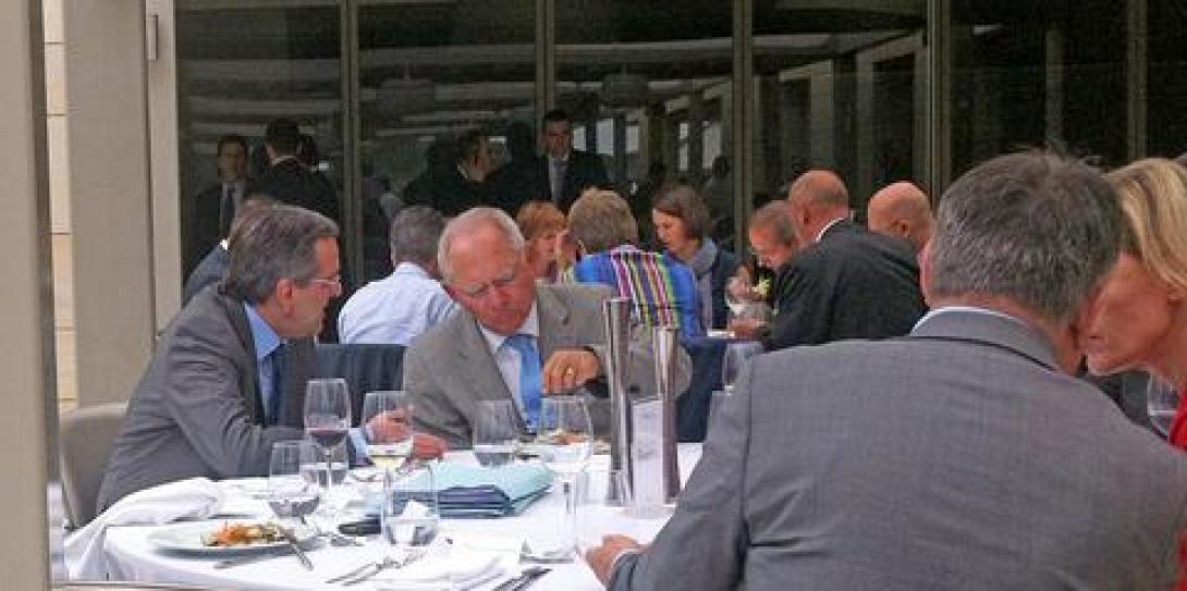 Σε εξέλιξη συνάντηση Σαμαρά - Σόιμπλε και άλλων αξιωματούχων