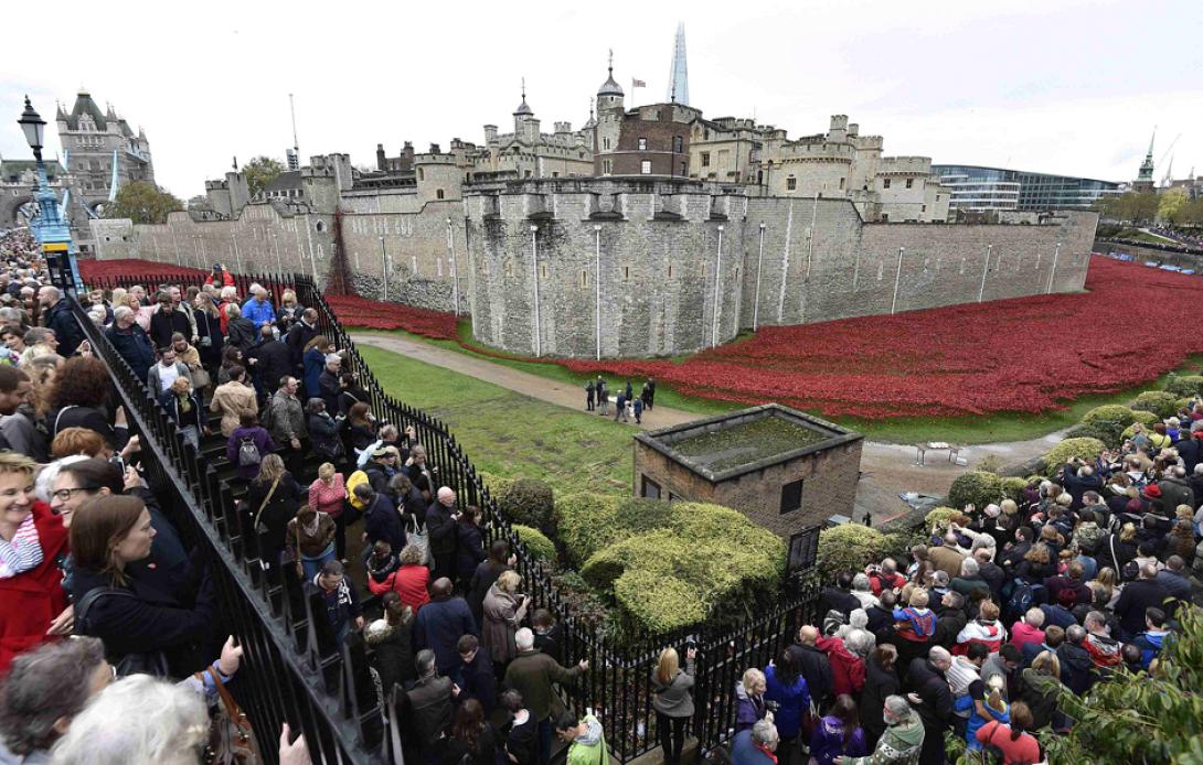 Κόκκινο ποτάμι στο Λονδίνο για τον Α΄ Παγκόσμιο πόλεμο