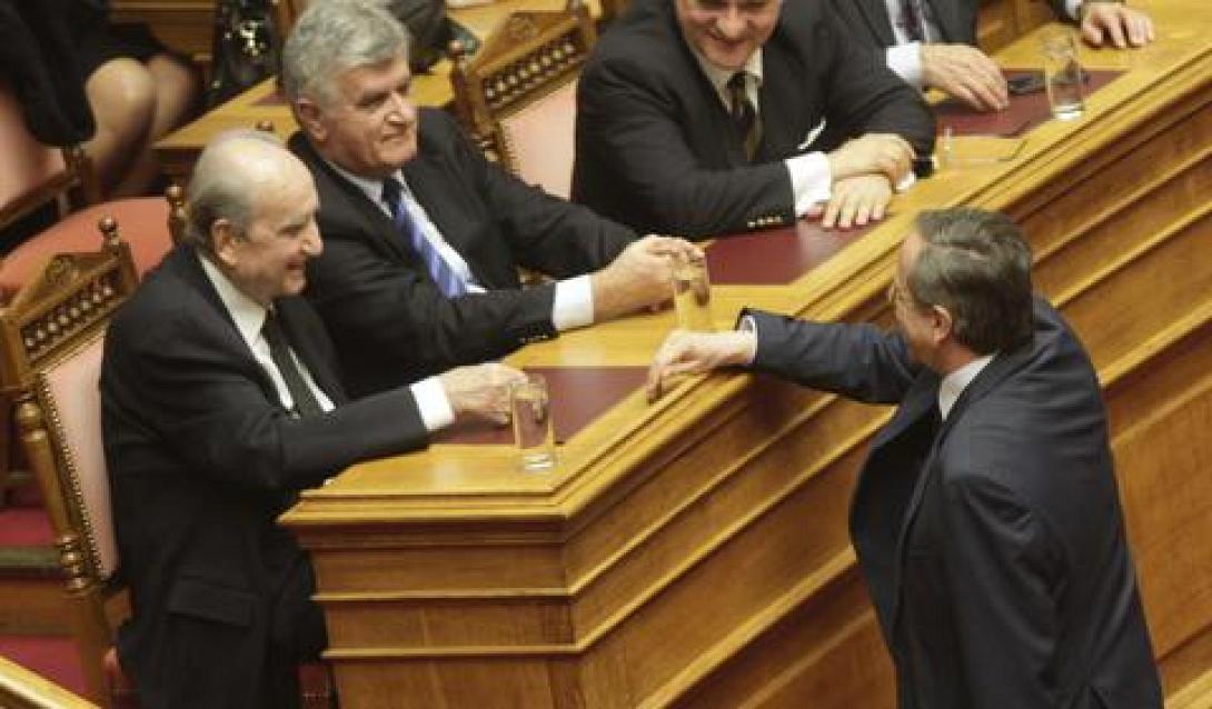 Συνομιλία Μητσοτάκη  - Σαμαρά στη Βουλή