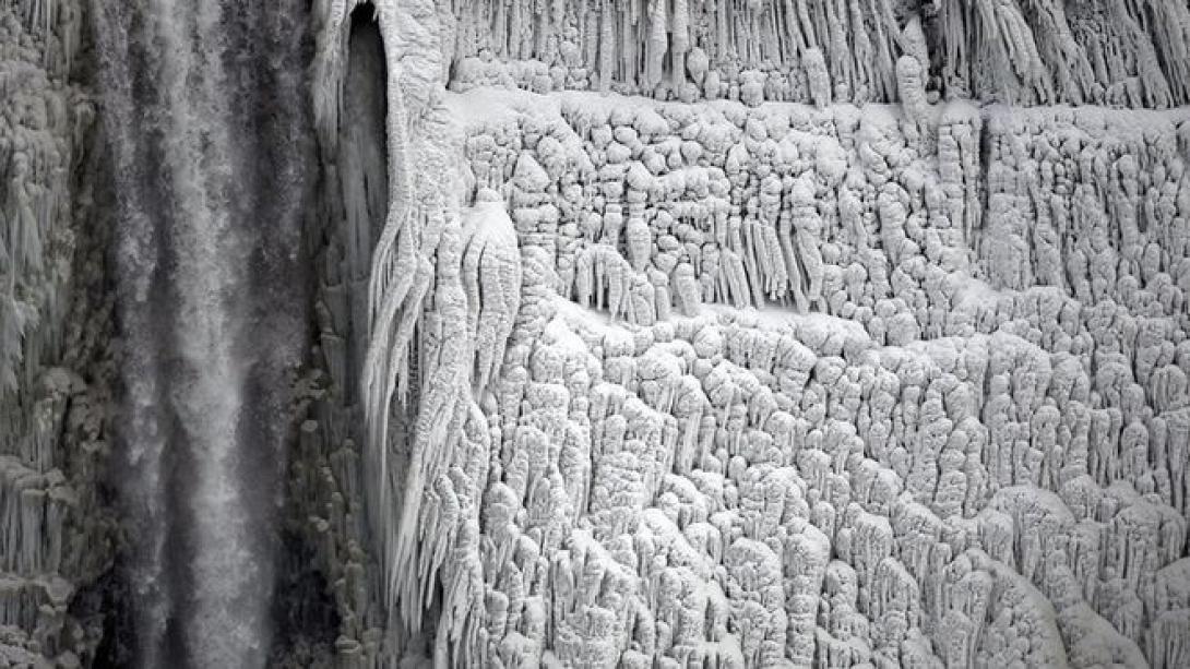 Ο Guardian παρουσιάζει τους παγωμένους καταρράκτες του Νιαγάρα.