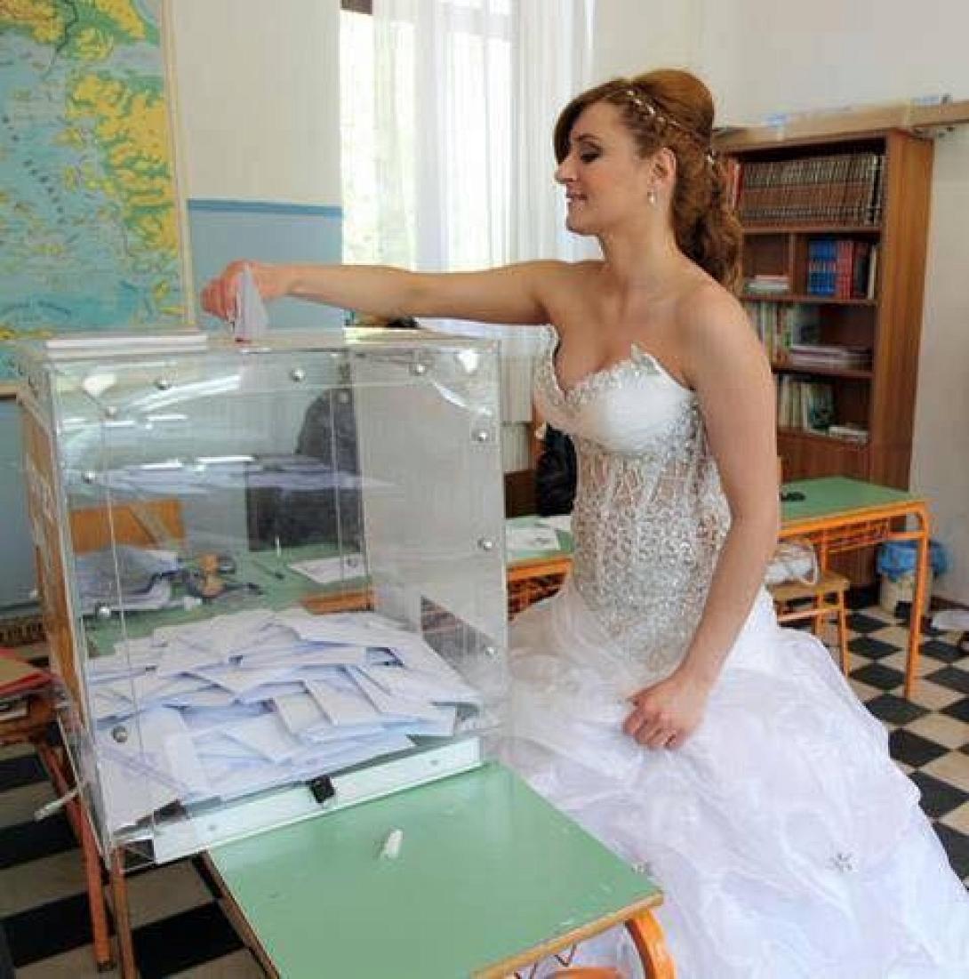 Πήγε να ψηφίσει με το ... νυφικό! 