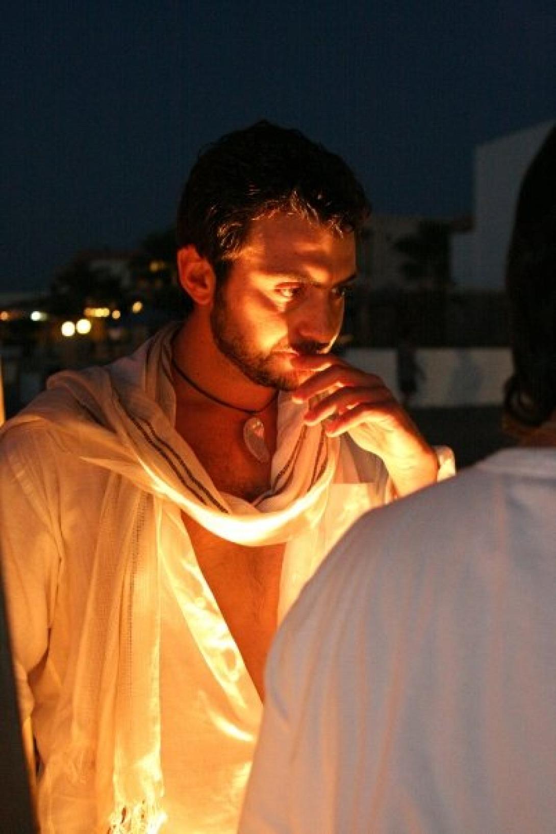 Κρητικός ξενοδόχος εκπαιδεύει πάνω στη φιλοσοφία των ξενοδοχείων μόνο για ζευγάρια 